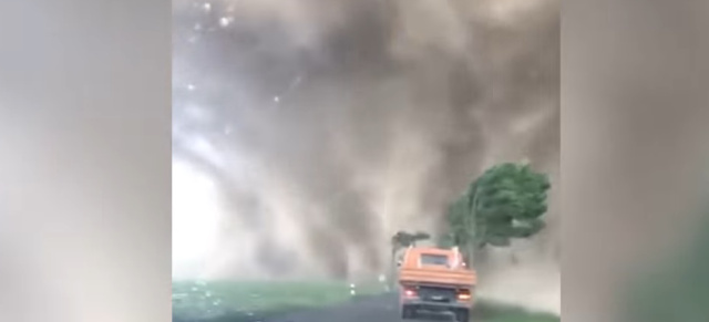 Nach dem Tornado: Tornado über Deutschland - wer zahlt bei Kfz-Schäden?