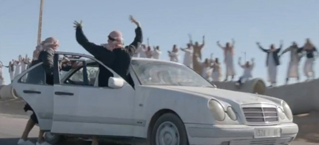 M.I.A. Musik-Video mit irren Auto Stunts : In dem ungewöhnlichen Musikvideo spielt eine Mercedes-Benz E-Klasse (W210) mit 