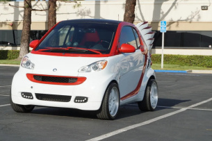 Nachbau eines smart fortwo edition by Jeremy Scott 2012: Imitation eines raren Flügelflitzers