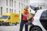 Neuer Logistik-Service von DHL und smart: smart Kofferraum wird zum Paketfach