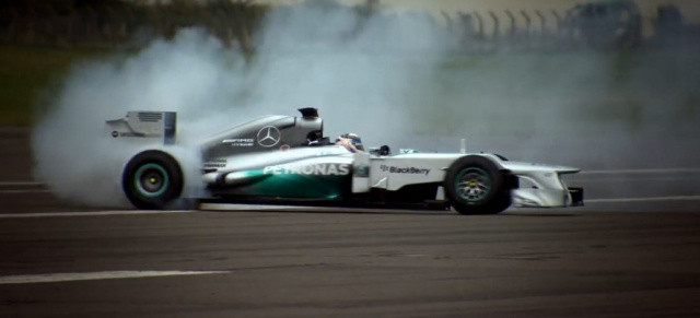 Video: "Race the Runway" - Mercedes-Silberfpeil düst mit 310 km/h übers Rollfeld: Drag-Race-Event in Edinburgh für einen wohltätigen Zweck mit Beteiligung von Mercedes-Benz