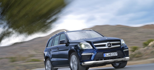 It's Showtime: Neue Mercedes GL-Klasse steht jetzt beim Händler: Frisch mit dem Goldenen Lenkrad 2012 dekoriert präsentiert sich die neue GL-Klasse ab sofort in den Verkaufsräumen. 