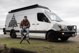 Sprinter at work: der rollende Friseursalon von Venice Beach: The Lonely Barber: Im Mercedes-Sprinter bekommt man den Kopf gewaschen