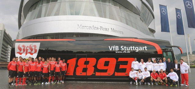 Neuer Mercedes-Benz Travego Edition als Mannschaftsbus für den VfB Stuttgart: Übergabe des neuen Mannschaftsbusses vor dem Mercedes-Benz Museum