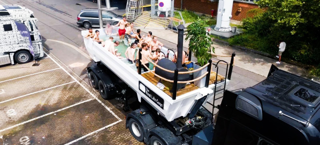 Vom Schrottanhänger zur XXL-Badewanne: Daimler Truck-Auszubildende bauen zusammen mit den „The Real Life Guys“ fahrbare XXL-Badewanne