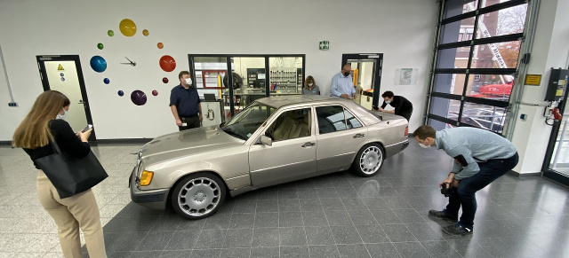 Fahrzeugpflege: Reparatur kleiner Lackschäden am Mercedes