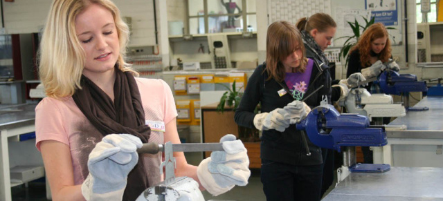 Frauensache: Girls Day bei Daimler am 25. April : Daimler stellt beim Girls Day rund 650 Schülerinnen technische Berufe vor