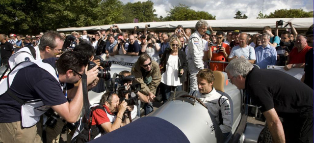 Goodwood Festival of Speed: "Sitzprobe" im Silberpfeil!: Feines englisches Rasen: Mercedes-Benz präsentiert seine Silberpfeile beim Festival of Speed - GP Brawn Pilot Jenson Button am Steuer eines Silberpfeils//Fotos: Dieter Rebmann
