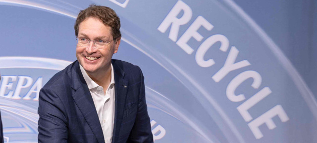 Källenius fordert Bürokratieabbau, bessere Infrastruktur und flexiblere Arbeitszeiten: Mercedes-Chef Ola Källenius gratuliert Cem Özdemir zum Wahlsieg