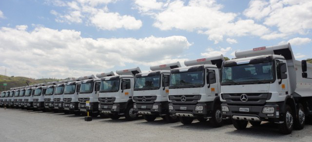 Großauftrag aus Brasilien für Daimler Trucks: Bauriese rüstet seine Flotte mit 115 Mercedes-Benz Lkw auf