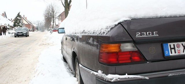 Zugeschneite Autodächer und Scheinwerfer sind gefährlich: Vor der Fahrt Auto von Schnee und Eis befreien