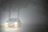 Fahren im Herbst:  Besser sehen und gesehen werden!: Herbst-Gefahren für Autofahrer entschärfen: Am Tag mit Licht fahren - nicht nur bei Nebel.