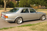 Pottoriginal: Mercedes-Benz 500 SE (W126) mit Feintuning: S-Klasse-Renner im silbernen Smoking