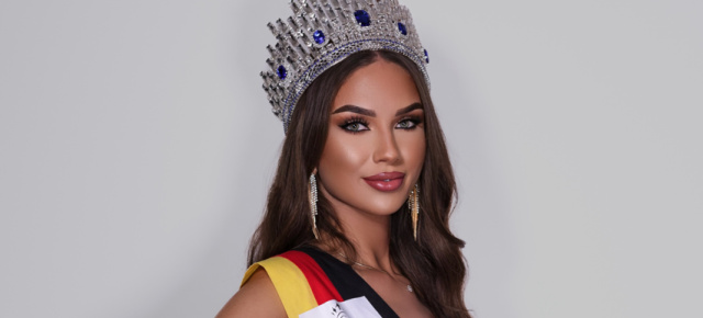 14. SCHÖNE STERNE, 24./25. August 2024, Hattingen/Ruhr: Die amtierende Miss Deutschland Celina Weil übergibt die Pokale bei SCHÖNE STERNE