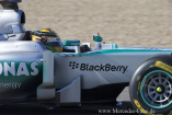 F1-Testfahrt Jerez - 2 Tag: Auch Hamilton im Pech: Nach gutem Start landete Lewis Hamilton mit dem F1 W04 wegen Bremsendefekt in einem Reifenstapel
