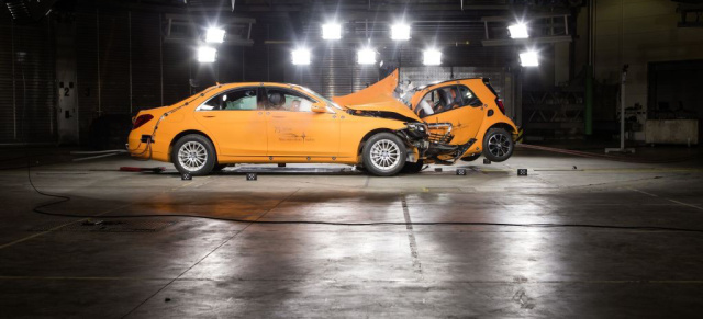 David gegen Goliath: Neuer smart tritt beim Crashtest gegen S-Klasse an: Neuer smart fortwo bietet umfassenden Insassenschutz