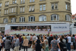 Signal für Toleranz: Daimler beteiligt sich am Christopher Street Day in Stuttgart : Mercedes-Benz Truck mit 70 Mitarbeitern fährt bei Parade mit 