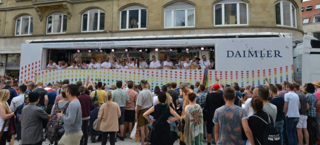 Signal für Toleranz: Daimler beteiligt sich am Christopher Street Day in Stuttgart : Mercedes-Benz Truck mit 70 Mitarbeitern fährt bei Parade mit 