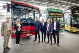 Bayerns Ministerpräsident zu Gast bei Daimler Buses in Neu-Ulm: Markus Söder testet den Elektro-Bus eIntouro