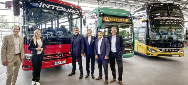 Bayerns Ministerpräsident zu Gast bei Daimler Buses in Neu-Ulm: Markus Söder testet den Elektro-Bus eIntouro