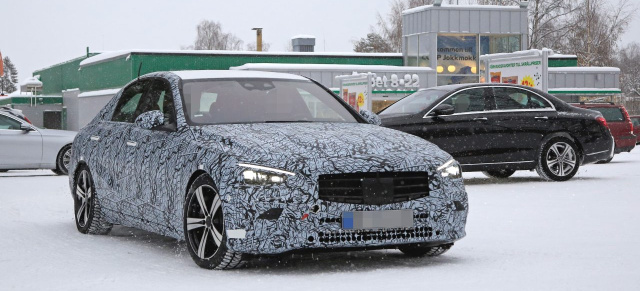 Mercedes-Benz C-Klasse Erlkönig erwischt: Star-Spy Shot: W206-C-Klasse zeigt sich mit weniger Tarnung