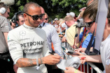 Video: Mercedes-F1-Pilot Lewis Hamilton beim Goodwood Festival of Speed 2013: Der britische Silberfpeil-Fahrer war einer der vielen prominenten Gäste der der Klassik-Motorsport-Veranstaltung