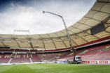 Mercedes Actros at work: Dank des Actros mit Arbeitsbühne geht es wieder aufwärts beim VFB Stuttgart