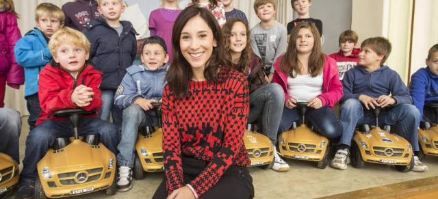 Goldener Bobby-Benz lässt Kinderaugen strahlen: Mercedes-Benz Markenbotschafterin Sibel Kekilli übergibt limitierte Bobby-Benz an Kinder- und Jugendhilfe Elisabethstift